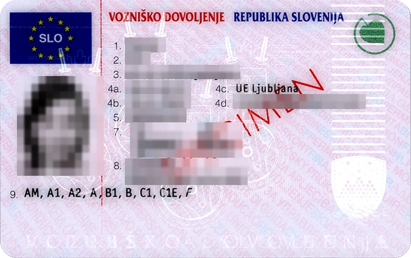 Carnet de Eslovenia con los datos tapados