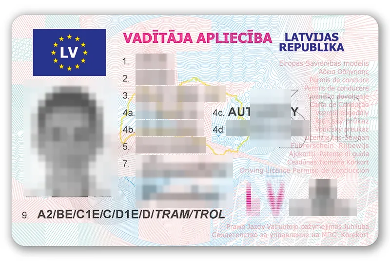 Carnet de Letonia con los datos tapados