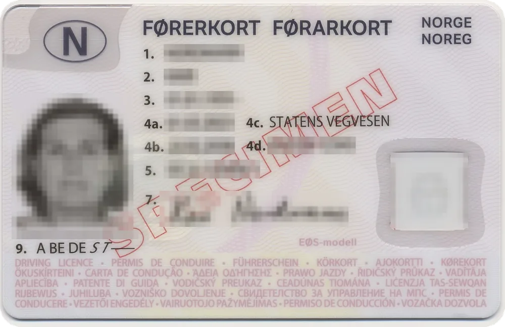 Carnet de Noruega con los datos tapados