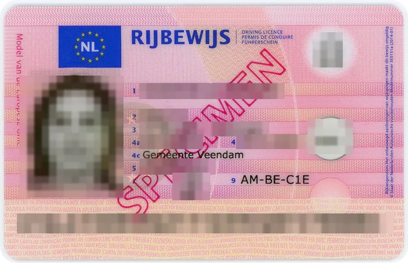 Carnet de Países Bajos con los datos tapados