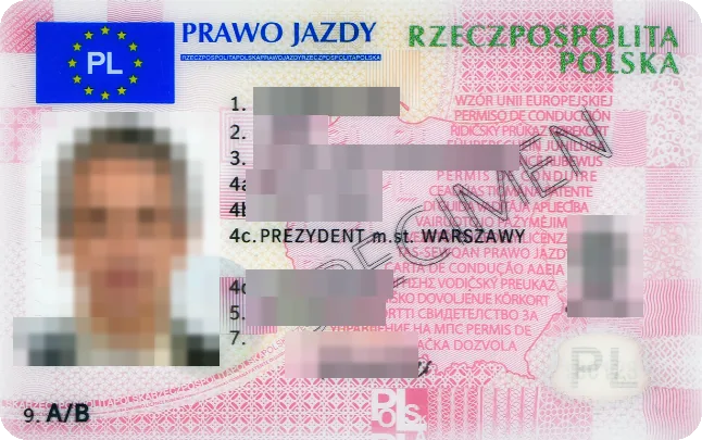 Carnet de Polonia con los datos tapados